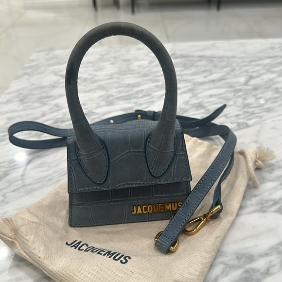 Measures approx 5.5"W x 4.5"H x 2.6"D, Foldover top with magnetic button closure - Picture 3 of 3